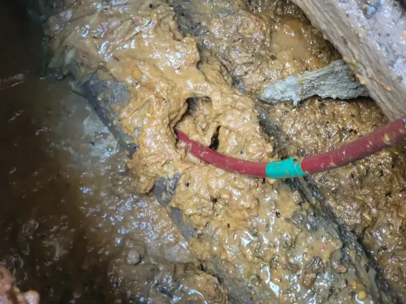 영도구 배관 바닥에 쌓인 슬러지